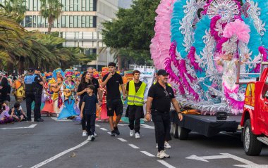 Santa CRUZ DE TENERIFE, İspanya - 13 Şubat 2024: The Coso geçidi, Cavalcada - Avenida de Anaga boyunca, Karnaval 'ın resmi sonu. İnanılmaz sıcak bir akşam, karnaval kostümlü neşeli insanlar eğleniyor..