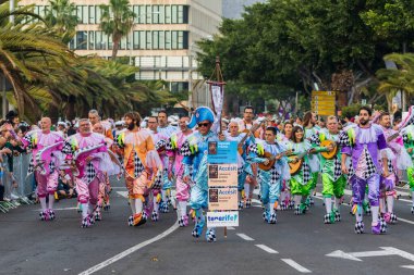 Santa CRUZ DE TENERIFE, İspanya - 13 Şubat 2024: The Coso geçidi, Cavalcada - Avenida de Anaga boyunca, Karnaval 'ın resmi sonu. İnanılmaz sıcak bir akşam, karnaval kostümlü neşeli insanlar eğleniyor..