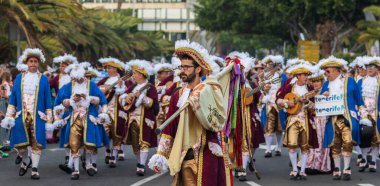 Santa CRUZ DE TENERIFE, İspanya - 13 Şubat 2024: The Coso geçidi, Cavalcada - Avenida de Anaga boyunca, Karnaval 'ın resmi sonu. İnanılmaz sıcak bir akşam, karnaval kostümlü neşeli insanlar eğleniyor..