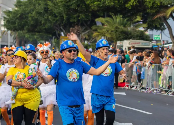 Santa CRUZ DE TENERIFE, İspanya - 13 Şubat 2024: The Coso geçidi, Cavalcada - Avenida de Anaga boyunca, Karnaval 'ın resmi sonu. İnanılmaz sıcak bir akşam, karnaval kostümlü neşeli insanlar eğleniyor..