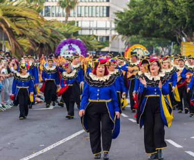 Santa CRUZ DE TENERIFE, İspanya - 13 Şubat 2024: The Coso geçidi, Cavalcada - Avenida de Anaga boyunca, Karnaval 'ın resmi sonu. İnanılmaz sıcak bir akşam, karnaval kostümlü neşeli insanlar eğleniyor..