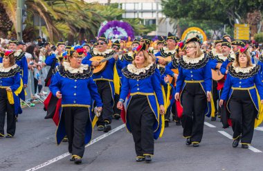 Santa CRUZ DE TENERIFE, İspanya - 13 Şubat 2024: The Coso geçidi, Cavalcada - Avenida de Anaga boyunca, Karnaval 'ın resmi sonu. İnanılmaz sıcak bir akşam, karnaval kostümlü neşeli insanlar eğleniyor..
