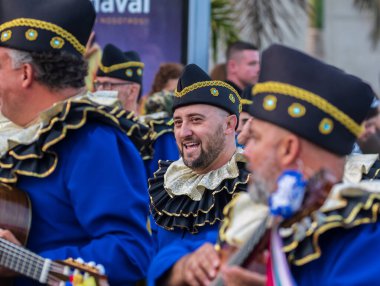 Santa CRUZ DE TENERIFE, İspanya - 13 Şubat 2024: The Coso geçidi, Cavalcada - Avenida de Anaga boyunca, Karnaval 'ın resmi sonu. İnanılmaz sıcak bir akşam, karnaval kostümlü neşeli insanlar eğleniyor..