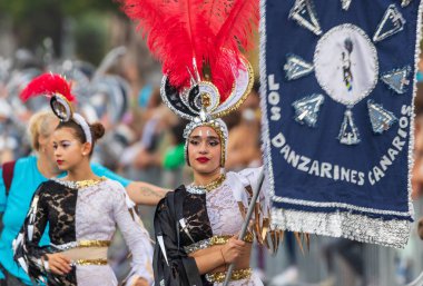 Santa CRUZ DE TENERIFE, İspanya - 13 Şubat 2024: The Coso geçidi, Cavalcada - Avenida de Anaga boyunca, Karnaval 'ın resmi sonu. İnanılmaz sıcak bir akşam, karnaval kostümlü neşeli insanlar eğleniyor..