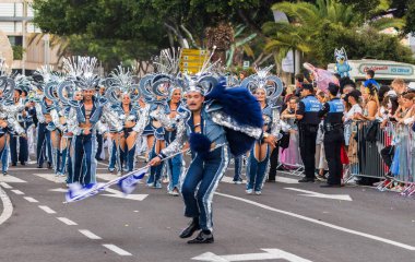 Santa CRUZ DE TENERIFE, İspanya - 13 Şubat 2024: The Coso geçidi, Cavalcada - Avenida de Anaga boyunca, Karnaval 'ın resmi sonu. İnanılmaz sıcak bir akşam, karnaval kostümlü neşeli insanlar eğleniyor..