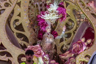 Santa CRUZ DE TENERIFE, İspanya - 13 Şubat 2024: The Coso geçidi, Cavalcada - Avenida de Anaga boyunca, Karnaval 'ın resmi sonu. İnanılmaz sıcak bir akşam, karnaval kostümlü neşeli insanlar eğleniyor..