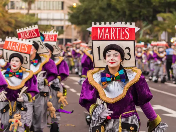 Santa CRUZ DE TENERIFE, İspanya - 13 Şubat 2024: The Coso geçidi, Cavalcada - Avenida de Anaga boyunca, Karnaval 'ın resmi sonu. İnanılmaz sıcak bir akşam, karnaval kostümlü neşeli insanlar eğleniyor..