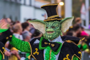 Santa CRUZ DE TENERIFE, İspanya - 13 Şubat 2024: The Coso geçidi, Cavalcada - Avenida de Anaga boyunca, Karnaval 'ın resmi sonu. İnanılmaz sıcak bir akşam, karnaval kostümlü neşeli insanlar eğleniyor..