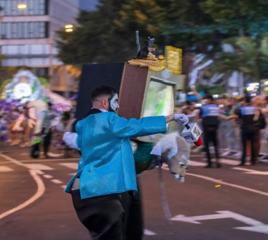 Santa CRUZ DE TENERIFE, İspanya - 13 Şubat 2024: The Coso geçidi, Cavalcada - Avenida de Anaga boyunca, Karnaval 'ın resmi sonu. İnanılmaz sıcak bir akşam, karnaval kostümlü neşeli insanlar eğleniyor..