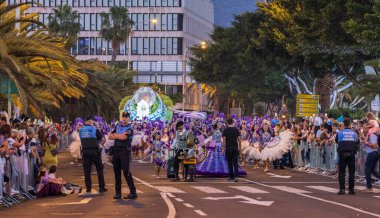 Santa CRUZ DE TENERIFE, İspanya - 13 Şubat 2024: The Coso geçidi, Cavalcada - Avenida de Anaga boyunca, Karnaval 'ın resmi sonu. İnanılmaz sıcak bir akşam, karnaval kostümlü neşeli insanlar eğleniyor..