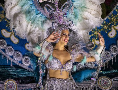 Santa CRUZ DE TENERIFE, İspanya - 13 Şubat 2024: The Coso geçidi, Cavalcada - Avenida de Anaga boyunca, Karnaval 'ın resmi sonu. İnanılmaz sıcak bir akşam, karnaval kostümlü neşeli insanlar eğleniyor..