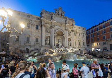 ROME, ITALY - 24 Mayıs 2022: İtalya Latium, Roma bölgesi Trevi Fountain, Roma 'nın Yedi Tepesi