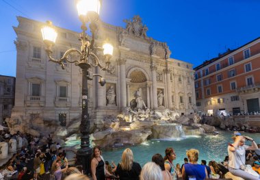 ROME, ITALY - 24 Mayıs 2022: İtalya Latium, Roma bölgesi Trevi Fountain, Roma 'nın Yedi Tepesi