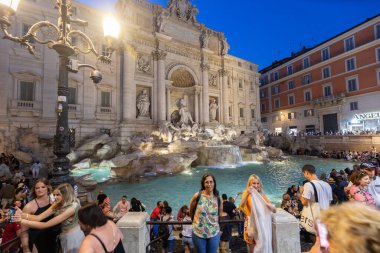 ROME, ITALY - 24 Mayıs 2022: İtalya Latium, Roma bölgesi Trevi Fountain, Roma 'nın Yedi Tepesi