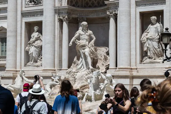 ROME, ITALY - 24 Mayıs 2022: İtalya Latium, Roma bölgesi Trevi Fountain, Roma 'nın Yedi Tepesi