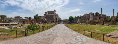 Roma, İtalya - 26 Mayıs 2022: Roma 'daki Arkeoloji Parkı. Colosseum parco