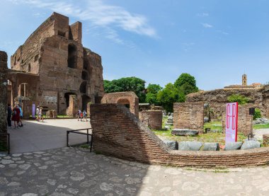 Roma, İtalya - 26 Mayıs 2022: Roma 'daki Arkeoloji Parkı. Colosseum parco