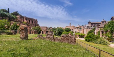 Roma, İtalya - 26 Mayıs 2022: Roma 'daki Arkeoloji Parkı. Colosseum parco