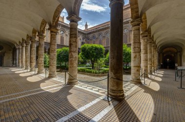 ROME, ITALY - 26 Mayıs 2022: Palazzo Bonaparte yakınlarındaki Doria Pamphilj Galerisi. Rubens ve Titian 'dan sanat eseri, ayrıca 18. yüzyıl saray dairelerinde süslü mobilya ve duvar halıları..