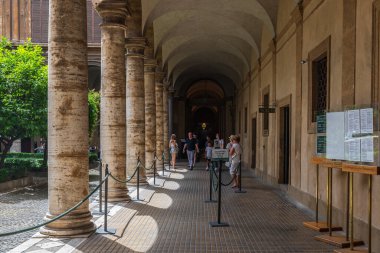 ROME, ITALY - 26 Mayıs 2022: Palazzo Bonaparte yakınlarındaki Doria Pamphilj Galerisi. Rubens ve Titian 'dan sanat eseri, ayrıca 18. yüzyıl saray dairelerinde süslü mobilya ve duvar halıları..