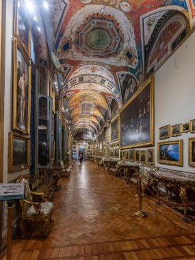 ROME, ITALY - 26 Mayıs 2022: Palazzo Bonaparte yakınlarındaki Doria Pamphilj Galerisi. Rubens ve Titian 'dan sanat eseri, ayrıca 18. yüzyıl saray dairelerinde süslü mobilya ve duvar halıları..