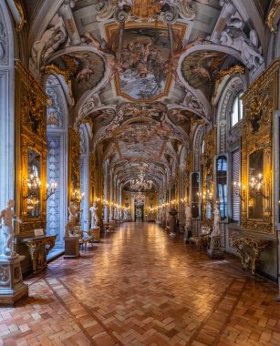 ROME, ITALY - 26 Mayıs 2022: Palazzo Bonaparte yakınlarındaki Doria Pamphilj Galerisi. Rubens ve Titian 'dan sanat eseri, ayrıca 18. yüzyıl saray dairelerinde süslü mobilya ve duvar halıları..
