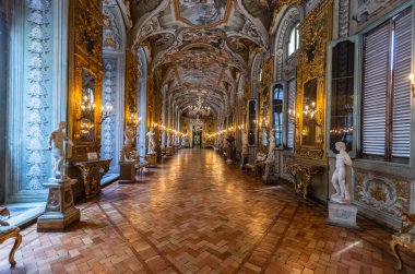 ROME, ITALY - 26 Mayıs 2022: Palazzo Bonaparte yakınlarındaki Doria Pamphilj Galerisi. Rubens ve Titian 'dan sanat eseri, ayrıca 18. yüzyıl saray dairelerinde süslü mobilya ve duvar halıları..