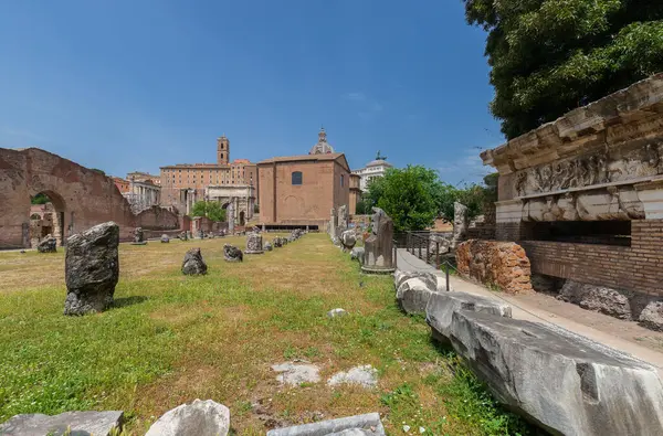 Roma, İtalya - 26 Mayıs 2022: Roma 'daki Arkeoloji Parkı. Colosseum parco