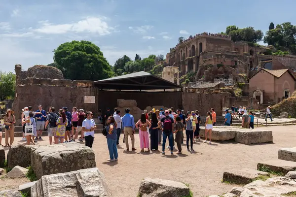 Roma, İtalya - 26 Mayıs 2022: Roma 'daki Arkeoloji Parkı. Colosseum parco
