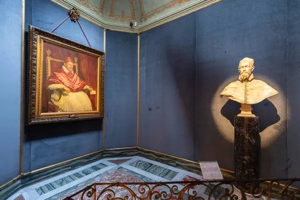 ROME, ITALY - 26 Mayıs 2022: Palazzo Bonaparte yakınlarındaki Doria Pamphilj Galerisi. Rubens ve Titian 'dan sanat eseri, ayrıca 18. yüzyıl saray dairelerinde süslü mobilya ve duvar halıları..