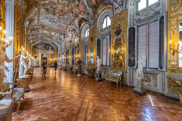 ROME, ITALY - 26 Mayıs 2022: Palazzo Bonaparte yakınlarındaki Doria Pamphilj Galerisi. Rubens ve Titian 'dan sanat eseri, ayrıca 18. yüzyıl saray dairelerinde süslü mobilya ve duvar halıları..