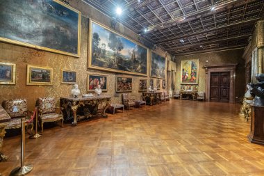 ROME, ITALY - 26 Mayıs 2022: Palazzo Bonaparte yakınlarındaki Doria Pamphilj Galerisi. Rubens ve Titian 'dan sanat eseri, ayrıca 18. yüzyıl saray dairelerinde süslü mobilya ve duvar halıları..