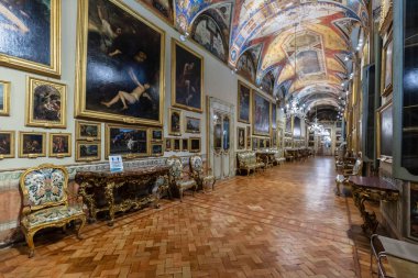 ROME, ITALY - 26 Mayıs 2022: Palazzo Bonaparte yakınlarındaki Doria Pamphilj Galerisi. Rubens ve Titian 'dan sanat eseri, ayrıca 18. yüzyıl saray dairelerinde süslü mobilya ve duvar halıları..