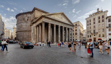 ROME, ITALY - 24 Mayıs 2022: Roma, İtalya Pantheon 'da, tarihi 2. yüzyıla dayanan antik bir Roma Tapınağı.