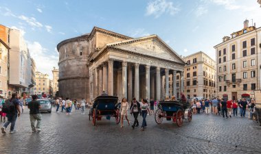 ROME, ITALY - 24 Mayıs 2022: Roma, İtalya Pantheon 'da, tarihi 2. yüzyıla dayanan antik bir Roma Tapınağı.