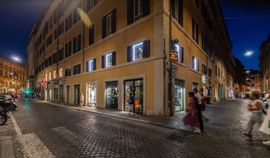ROME, ITALY - 24 Mayıs 2022: Roma 'da bir yerleşim yeri, insanların geceleri eski bir kaldırım taşı caddesinde küçük bir mahalle restoranında yemek yedikleri yer..
