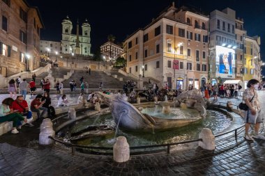 ROME, ITALY - 24 Mayıs 2022: Roma 'da bir yerleşim yeri, insanların geceleri eski bir kaldırım taşı caddesinde küçük bir mahalle restoranında yemek yedikleri yer..
