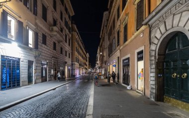 ROME, ITALY - 24 Mayıs 2022: Roma 'da bir yerleşim yeri, insanların geceleri eski bir kaldırım taşı caddesinde küçük bir mahalle restoranında yemek yedikleri yer..