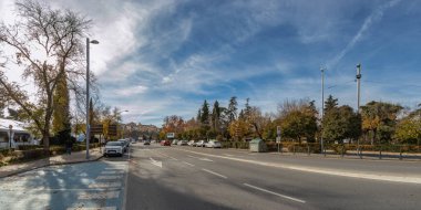 Toledo, İspanya - 17 Aralık 2018: Eski Toledo Kalesi 'nin tarihi kapılarından biri olan Puerta Nueva de Bisagra' ya giden Cardenal Tavera Caddesi. İspanya, Avrupa.