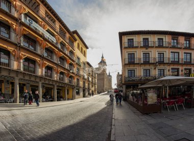 Toledo, İspanya - 17 Aralık 2018: Toledo, Castilla-La Mancha ovalarının yukarısındaki bir tepenin üzerinde yer alan antik bir şehir. Duvarlarla çevrili eski şehrinde Arap, Yahudi ve Hristiyan anıtları var. UNESCO, İspanya
