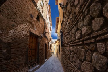 Toledo, İspanya - 17 Aralık 2018: Toledo, Castilla-La Mancha ovalarının yukarısındaki bir tepenin üzerinde yer alan antik bir şehir. Duvarlarla çevrili eski şehrinde Arap, Yahudi ve Hristiyan anıtları var. UNESCO, İspanya