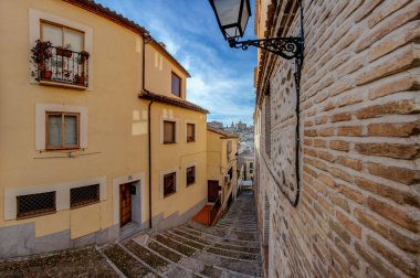 Toledo, İspanya - 17 Aralık 2018: Toledo, Castilla-La Mancha ovalarının yukarısındaki bir tepenin üzerinde yer alan antik bir şehir. Duvarlarla çevrili eski şehrinde Arap, Yahudi ve Hristiyan anıtları var. UNESCO, İspanya