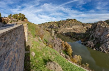 Toledo, İspanya - 17 Aralık 2018: Toledo, Castilla-La Mancha ovalarının yukarısındaki bir tepenin üzerinde yer alan antik bir şehir. Duvarlarla çevrili eski şehrinde Arap, Yahudi ve Hristiyan anıtları var. UNESCO, İspanya