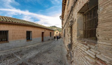 Toledo, İspanya - 17 Aralık 2018: Toledo, Castilla-La Mancha ovalarının yukarısındaki bir tepenin üzerinde yer alan antik bir şehir. Duvarlarla çevrili eski şehrinde Arap, Yahudi ve Hristiyan anıtları var. UNESCO, İspanya