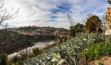 Toledo, İspanya - 17 Aralık 2018: Toledo, Castilla-La Mancha ovalarının yukarısındaki bir tepenin üzerinde yer alan antik bir şehir. Duvarlarla çevrili eski şehrinde Arap, Yahudi ve Hristiyan anıtları var. UNESCO, İspanya