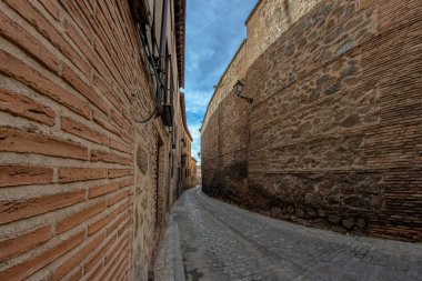 Toledo, İspanya - 17 Aralık 2018: Toledo, Castilla-La Mancha ovalarının yukarısındaki bir tepenin üzerinde yer alan antik bir şehir. Duvarlarla çevrili eski şehrinde Arap, Yahudi ve Hristiyan anıtları var. UNESCO, İspanya