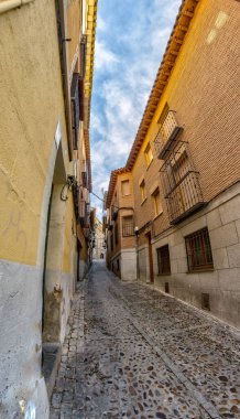 Toledo, İspanya - 17 Aralık 2018: Toledo, Castilla-La Mancha ovalarının yukarısındaki bir tepenin üzerinde yer alan antik bir şehir. Duvarlarla çevrili eski şehrinde Arap, Yahudi ve Hristiyan anıtları var. UNESCO, İspanya