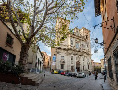 Toledo, İspanya - 17 Aralık 2018: Toledo, Castilla-La Mancha ovalarının yukarısındaki bir tepenin üzerinde yer alan antik bir şehir. Duvarlarla çevrili eski şehrinde Arap, Yahudi ve Hristiyan anıtları var. UNESCO, İspanya