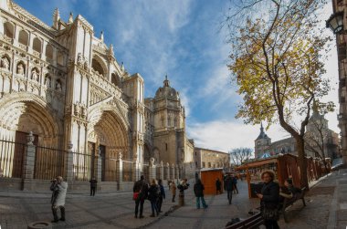 Toledo, İspanya - 17 Aralık 2018: Toledo, Castilla-La Mancha ovalarının yukarısındaki bir tepenin üzerinde yer alan antik bir şehir. Duvarlarla çevrili eski şehrinde Arap, Yahudi ve Hristiyan anıtları var. UNESCO, İspanya