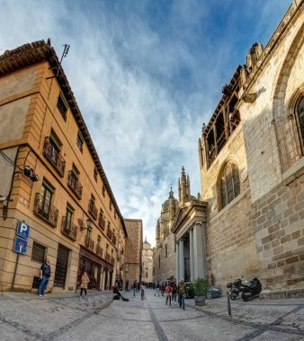 Toledo, İspanya - 17 Aralık 2018: Toledo, Castilla-La Mancha ovalarının yukarısındaki bir tepenin üzerinde yer alan antik bir şehir. Duvarlarla çevrili eski şehrinde Arap, Yahudi ve Hristiyan anıtları var. UNESCO, İspanya